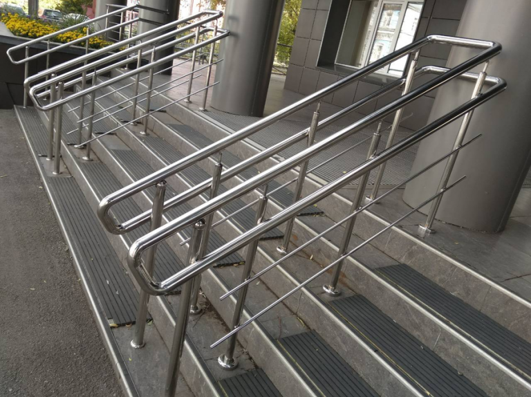 Corrimão de Dupla Acessibilidade: Fabricação e Instalação para Maior Segurança e Inclusão